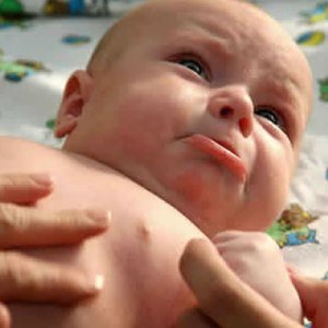 Запор у новонароджених при грудному вигодовуванні   лікування недуги у малюка. Причини виникнення захворювання.