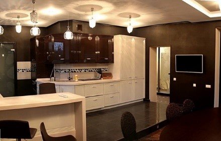 Дизайн кухні вітальні в приватному будинку