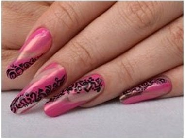 Рожевий дизайн з орнаментом для довгих нігтів