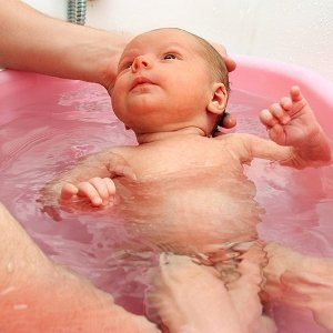 Як розводити марганцівку для купання новонароджених, скільки потрібно буде порошку? Чи варто взагалі використовувати даний засіб для малюка?