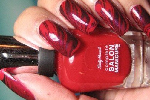 Червоний дизайн нігтів