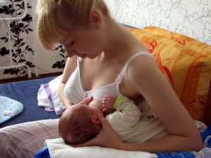Як правильно годувати немовля грудним молоком, як прикладати для годування