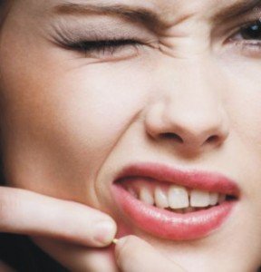 Видавлювання вугрів самостійно, чи небезпечно це? Видавлювання вугрів самостійно, чи небезпечно це?