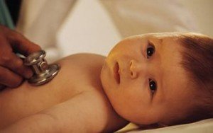 Кашель у місячної дитини: чим лікувати — ліками або народними засобами?