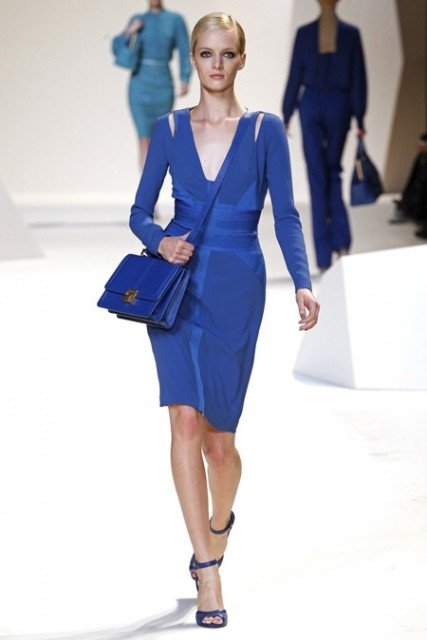 Як правильно носити модне синє плаття