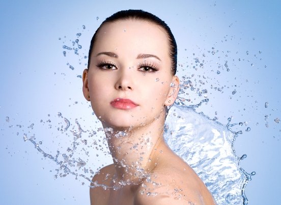 Мінеральна вода для шкіри обличчя. Як правильно мити і протирати обличчя мінералкою?