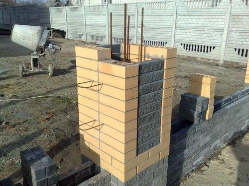 Красиві цегляні паркани з елементами ковки