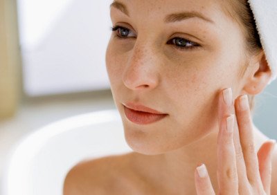 Лущення шкіри на обличчі, тілі: як позбутися, причини, мазі і крему