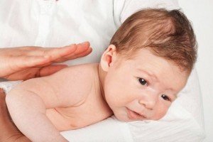 Що робити якщо у новонародженого гикавка після годування? Чи небезпечно це?