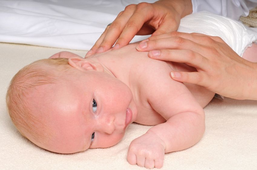 Гикавка у новонароджених після годування, що робити, коли дитина гикає