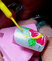 Яскравий літній дизайн нігтів з прекрасним квіткою