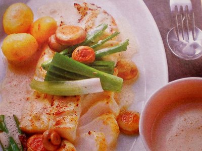 Філе тріски з грибами і цибулею під пікантним соусом