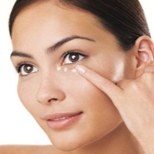 Як правильно підібрати крем під очі (склад) і наносити його