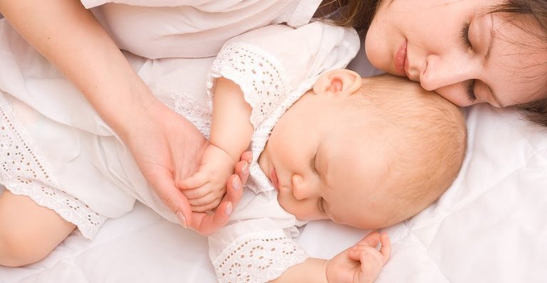 Скільки годин повинен спати новонароджена дитина вдень і вночі?