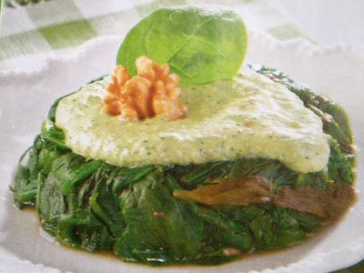 Салат зі шпинатом і щавлем під соусом з волоських горіхів Салат зі шпинатом і щавлем під соусом з волоських горіхів