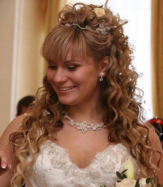 Весільні зачіски з чубчиком на бік