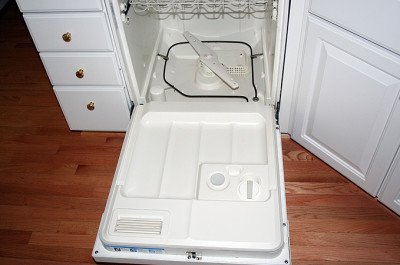 Чому в посудомийній машині залишається вода: причини і їх виправлення