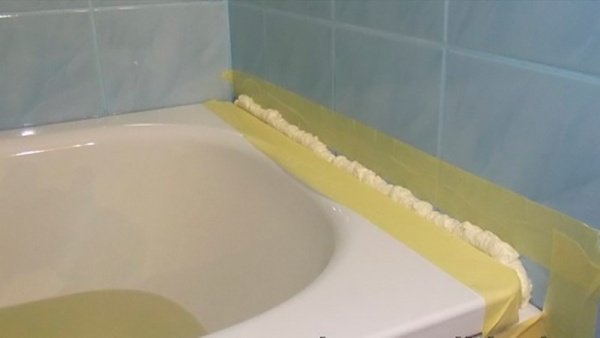 Чим закрити стик між ванною і плиткою