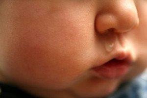 Як лікувати нежить у немовляти? Корисні інструкції для мам.