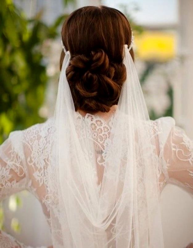Весільні зачіски з фатою