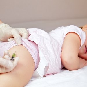 Щеплення АКДП і поліомієліт   які побічні ефекти у дітей? Скільки днів тримається температура після процедури?