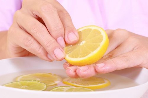 Чим відбілити нігті: рецепти корисних ванночок
