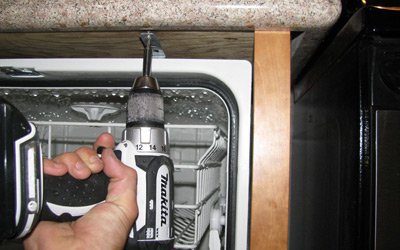 Підключення вбудовуваної посудомийної машини: допомога новачкові