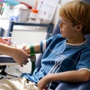 Що робити при підвищених або знижених в тромбоцитах крові у дитини? Дізнаємося яка норма речовини в організмі.
