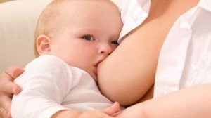 Як правильно годувати немовля грудним материнським молоком