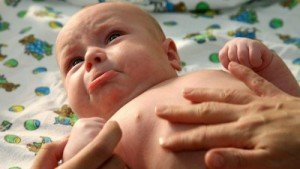 Які засоби допоможуть позбутися від кольок у немовлят? Список кращих препаратів і відгуки про них.