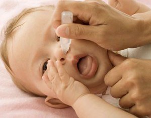 Як лікувати нежить у немовляти? Корисні інструкції для мам.