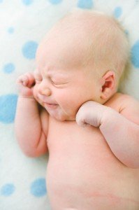 Чому у сні немовля крекче і тужиться? Що може його турбувати?