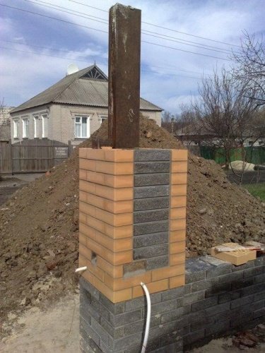 Красиві цегляні паркани з елементами ковки