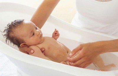 У новонародженого немовляти лущиться і облазить шкіра на тілі, обличчі, лобі