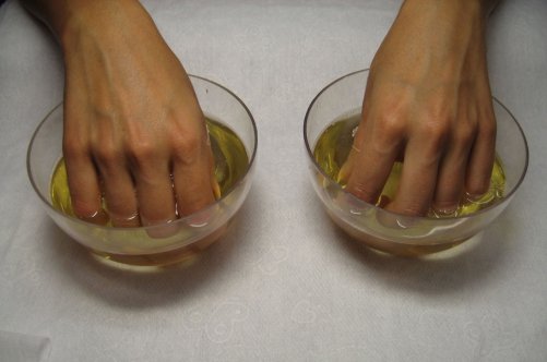 Пустоти під нігтями: причини появи і лікування