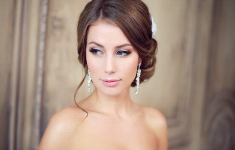 Високі весільні зачіски з фатою
