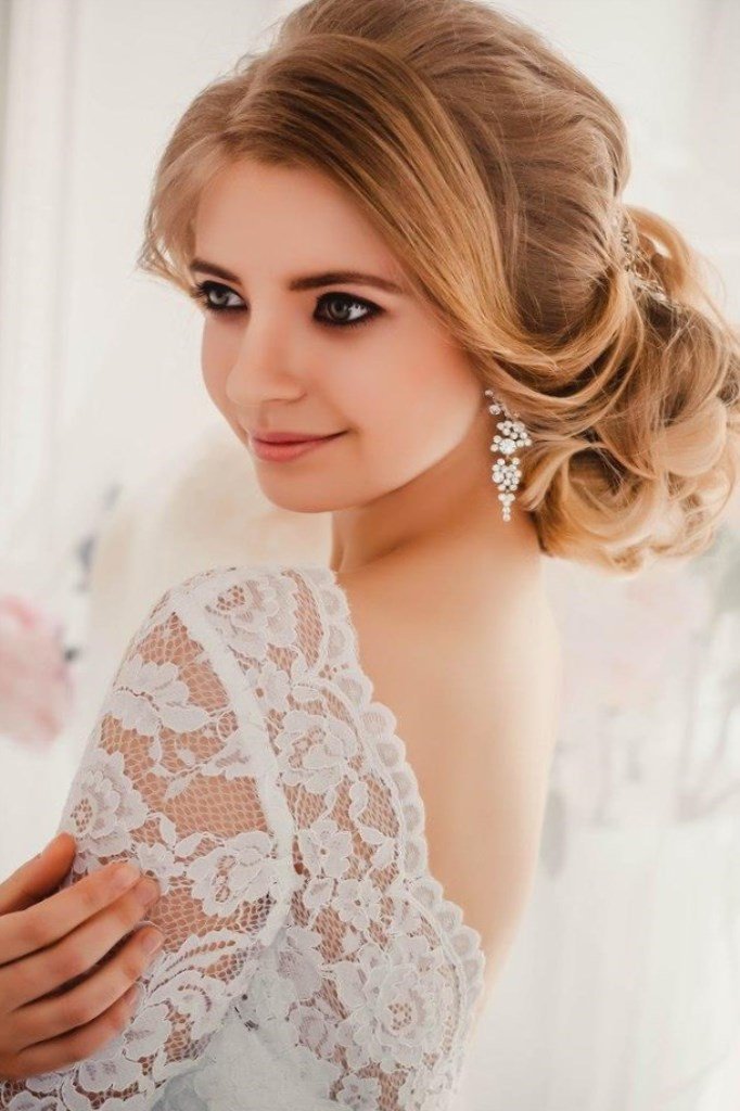 Весільні зачіски з фатою і кольорами
