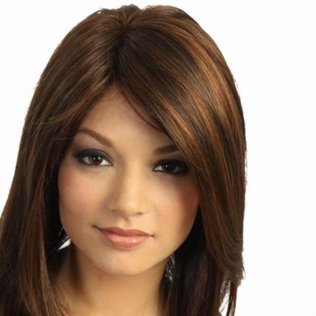 Волосся середньої довжини з чубком