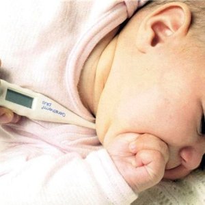 Як правильно міряти температуру немовляті? Ртутним або електронним градусником? Рекомендації досвідчених фахівців.