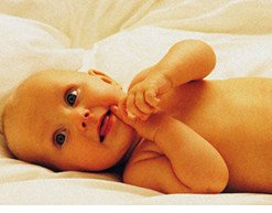 Жовтянка у новонародженої дитини: чи можливе лікування в домашніх умовах?