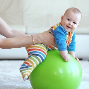 Фітбол для немовлят   комплекс вправ для правильної організації занять. Думка педіатрів про процедуру.