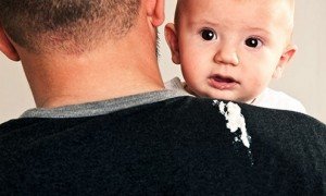 Чому дитина відригує який згорнувся молоком? Чи це Нормально?