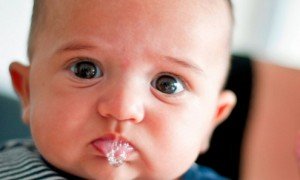 Чому течуть слюні бульбашками у 2 місячної дитини? Як пережть цей період?