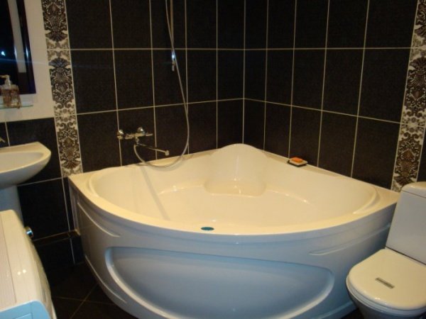 Дизайн чорно білої ванної кімнати