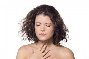 Відрижка повітрям і відчуття грудки в горлі: можливі причини і лікування