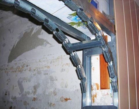 Дизайн арки між вітальнею і кухнею