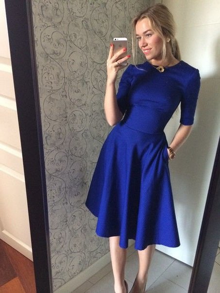 Як правильно носити модне синє плаття