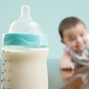 Скільки зберігається грудне молоко в холодильнику? Як його підігріти?