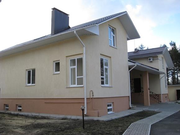 Оздоблення фасаду деревяного будинку своїми руками (фото і відео)