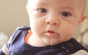 Чому течуть слюні бульбашками у 2 місячної дитини? Як пережть цей період?